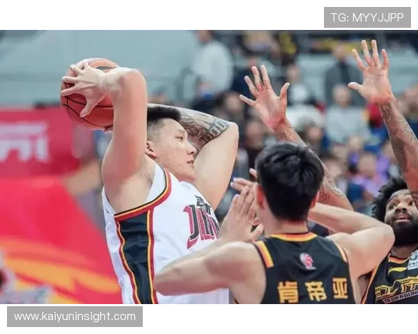 篮球联赛激战正酣顶尖球星争夺赛季最有价值球员